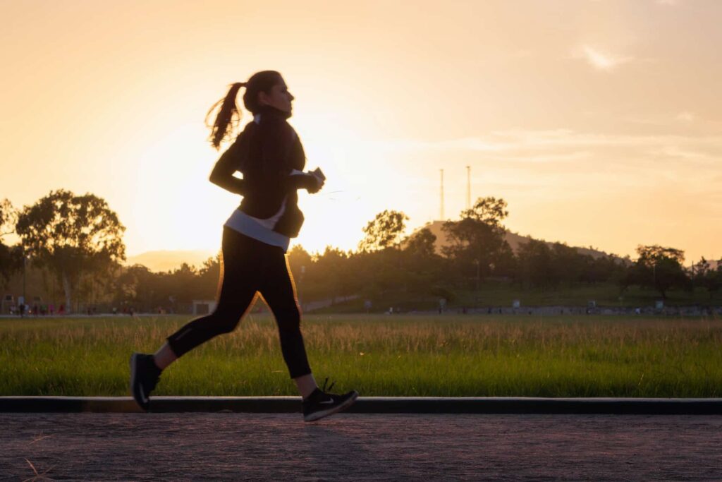Manfaat Jogging Sore: Olahraga Murah Tingkatkan Kualitas Tidur